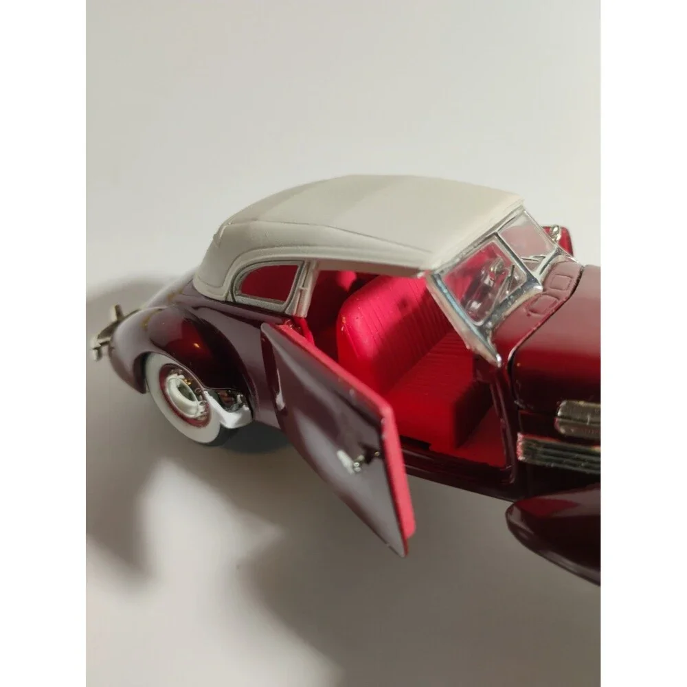 Signature Models 1937 Cord 812 Supercharged 1:64 Diecast Burgundy Cream Top